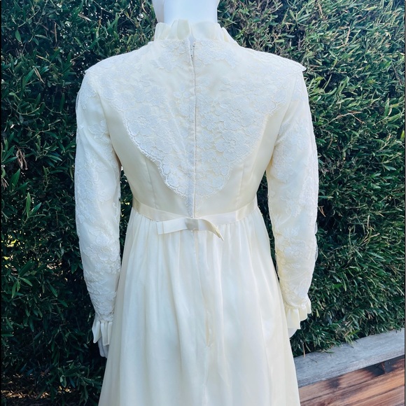 Vintage Exquisite Wedding Gown and Veil - Picture 5 of 10